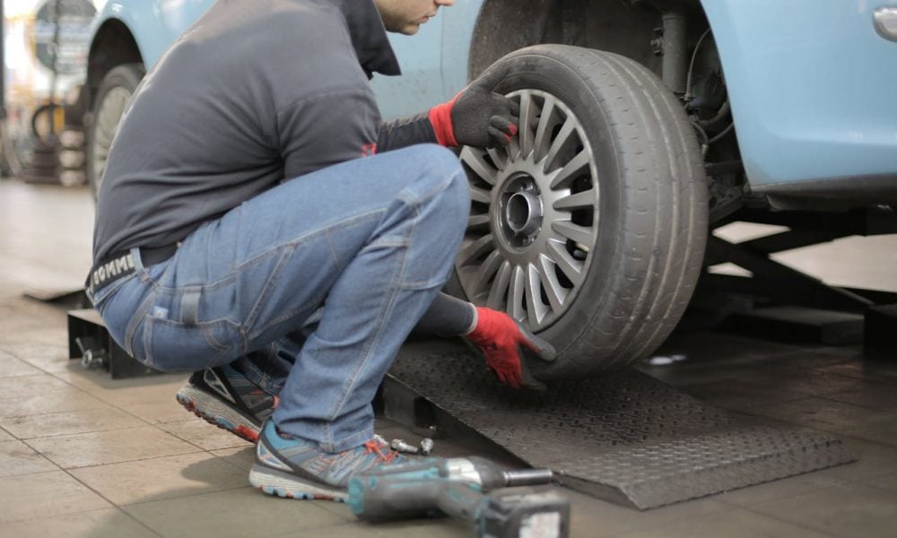 How to change a tyre quickly.